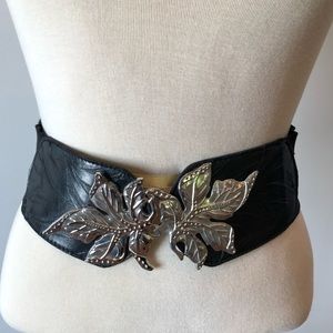 Cool stretch belt with leather and flower clasp